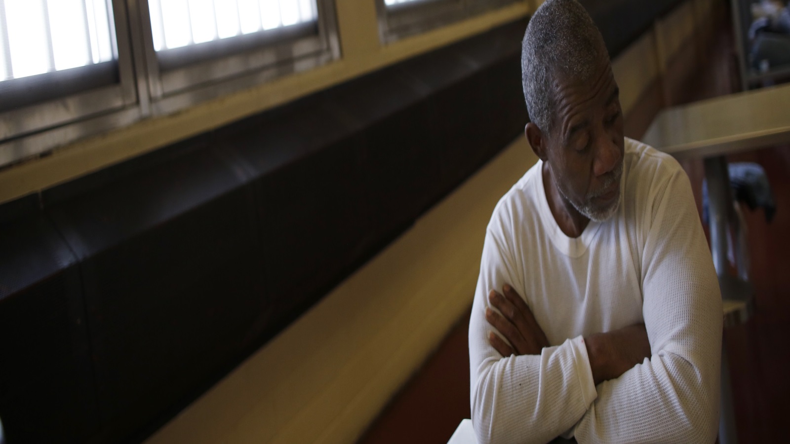 إن المكتئب أصلا يكون مثقل بإحساس زائد من الشعور بالذنب تجاه كل شيء بحياته فإن توجيهنا له كأصدقاء أو معارف أو أهل بأن سبب اكتئابه هو بعده عن الله لن يساعده