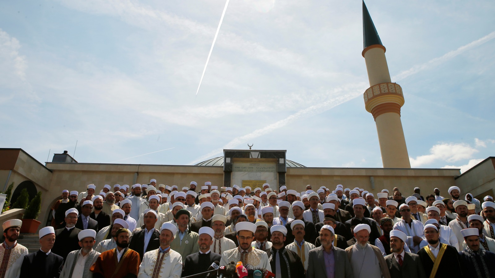 يجب على زعماء الجالية المسلمة في بلاد المهجر السعي لتوحيدهم، والبعد عن كل شيء يُبعدُ الهّوة بينهم، وألا يكونوا سببا في تمزيقهم وتفريقهم