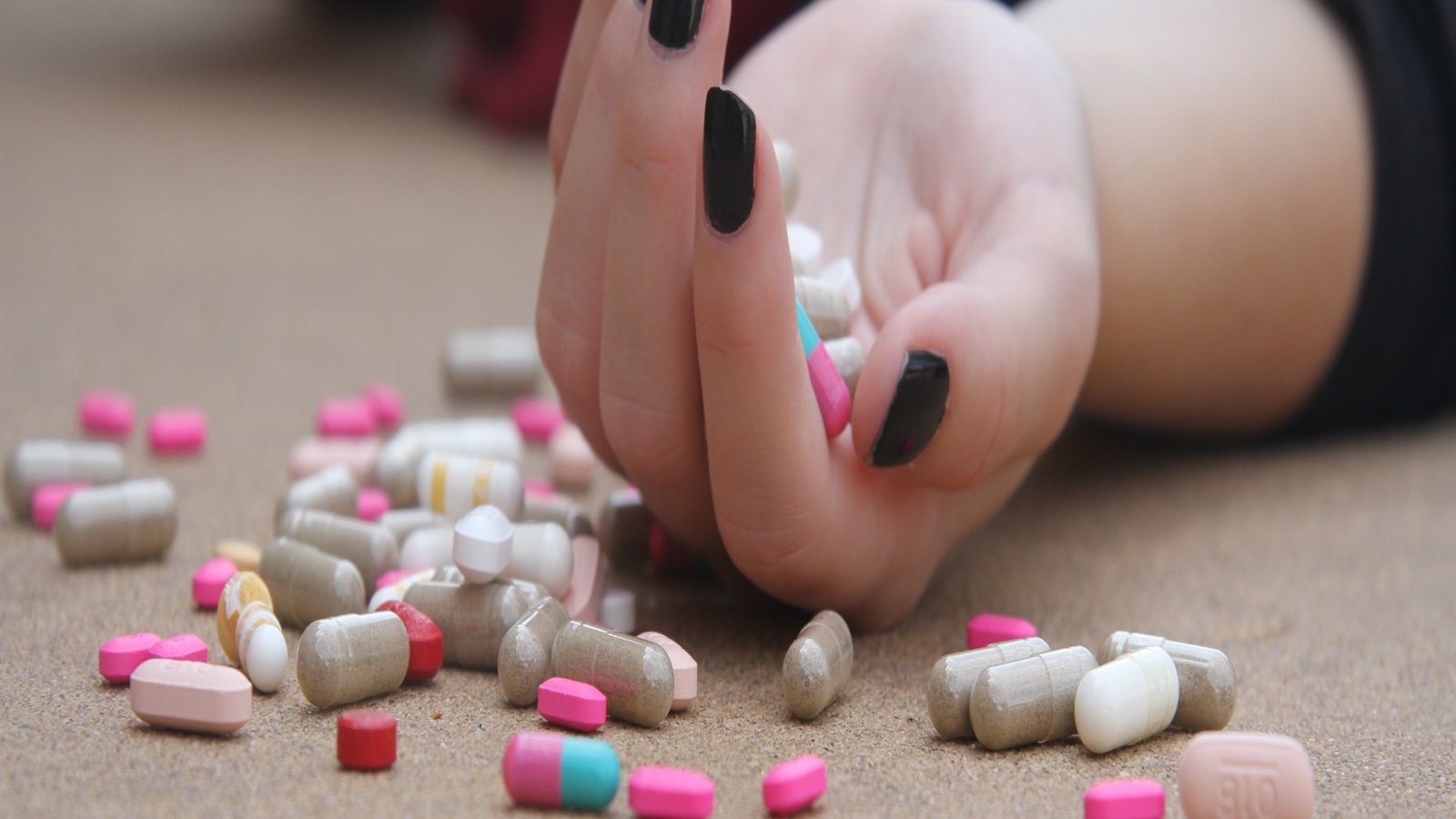 لا مجال للسخرية أو الاستهزاء لمريض الاكتئاب خاصة بطريقة الاستخفاف بأعراضه أو معاناته وإيعازها لضعف شخصيته أو ضعف إيمانه.. هذه الطريقة بالتعامل تقتل المريض فعليا وتدفعه للانتحار دفعا سريعا