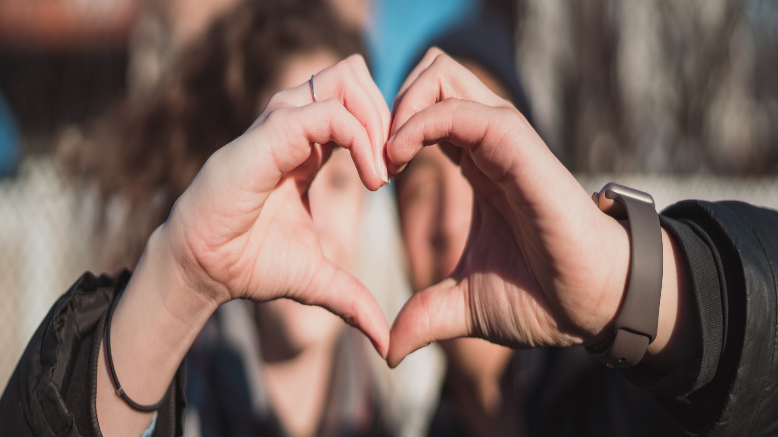 جرب أن تكون رفيقها وحبيبها وزوجها وقرةُ عينها، اسع يا أخي واعلم أن معيةَ الله تصحبك ما دامت نيتك خيرًا، فأنا أوقن أنك تبحثُ عن حياةٍ هادئةٍ مستقرة يَكسوها الأمان وَيتوجها الحُب