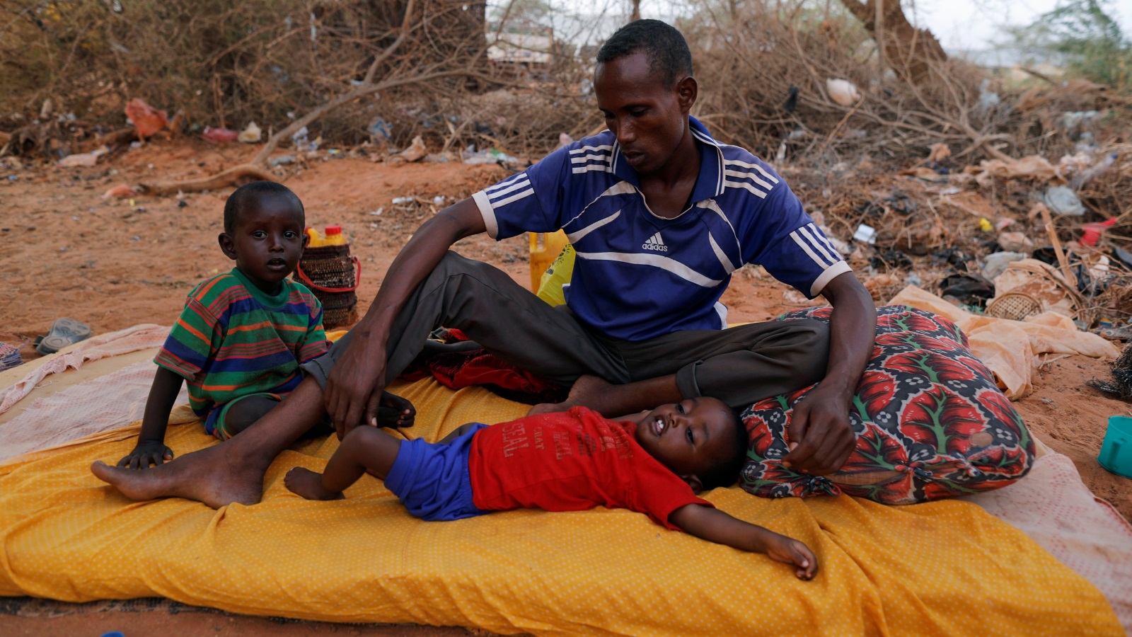 المواطن الفقير في الصومال لا يجد تعليماً، ولا علاجاً، ولا عدلاً، ولا طُرقاً مُعبدة، ولا حياة كريمة ولا احتراماً وتقديراً، بل لا يجد وظيفة يستر بها حاله وحال أسرته ولو كانت بدخل متدنِ.