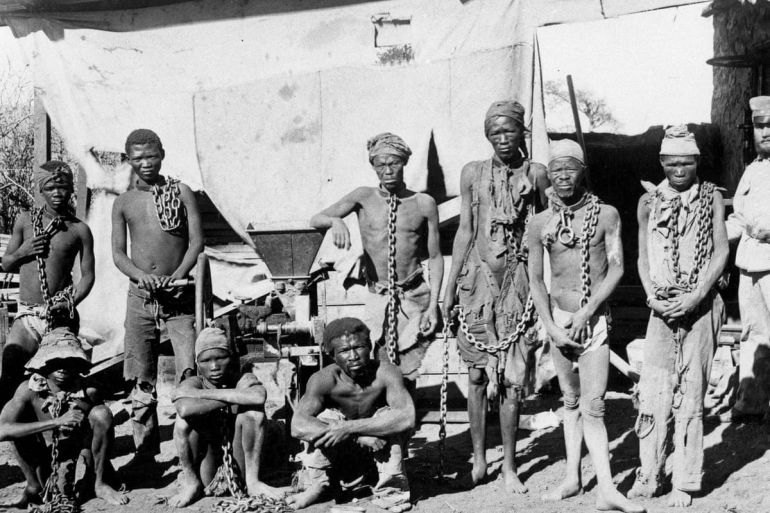 أسرى من قومية هيريرو وناما بيد جنود ألمان في مكان ما بناميبيا في الفترة ما بين 1904 و1908